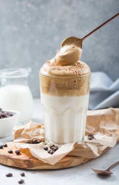 Yiyecek Trend - dalgona kahve, kırsal arka planda çırpılmış hazır içecek, kopyalama alanı