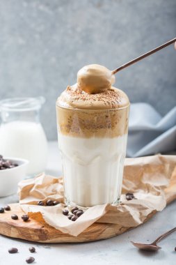 Kahve trend - dalgona kahve, kırsal arka planda çırpılmış hazır kahve, kopyalama alanı