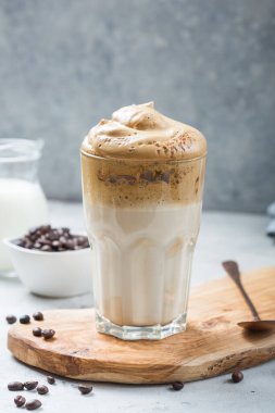 Dalgona köpüklü kahve. Moda Kore kahvesi köpüklü kahve. Kapat..
