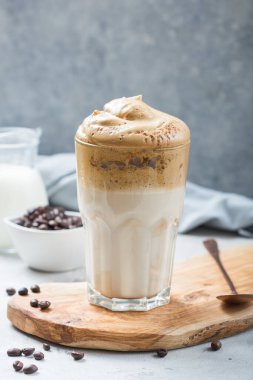 Dalgona köpüklü kahve. Moda Kore kahvesi köpüklü kahve. Kapat..
