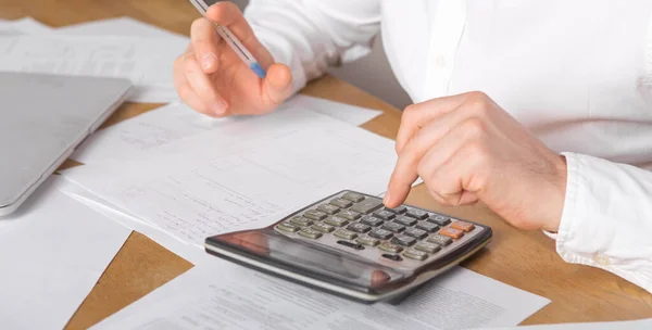 Sluiten Van Zakenman Accountant Hand Holding Pen Werken Rekenmachine Boekhoudkundige — Stockfoto