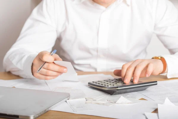 Sluiten Van Zakenman Accountant Hand Holding Pen Werken Rekenmachine Boekhoudkundige — Stockfoto