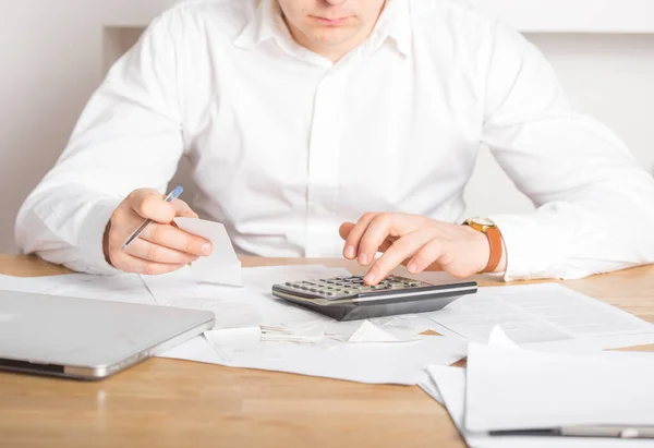 Sluiten Van Zakenman Accountant Hand Holding Pen Werken Rekenmachine Boekhoudkundige — Stockfoto