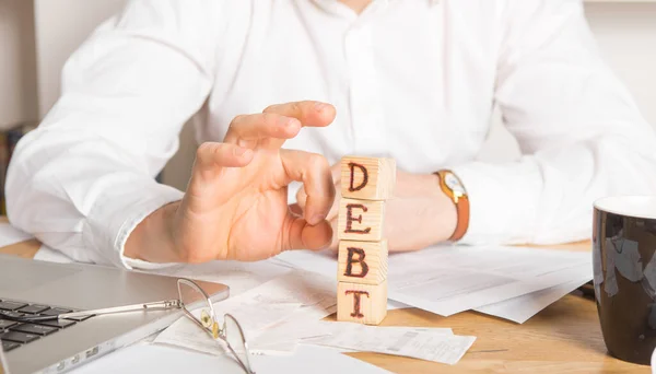 Zakenman Verwijdert Houten Blokken Met Het Woord Schuld Verlaging Herstructurering — Stockfoto