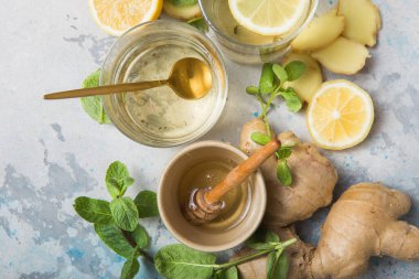 Ballı limon ve zencefil çayı. Soğuğa karşı sağlıklı malzemeler. Kopyalama alanı olan en üstteki görüntü. Toksinlerden kurtul ve güçlendir..