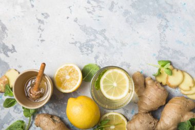 Ballı limon ve zencefil çayı. Soğuğa karşı sağlıklı malzemeler. Kopyalama alanı olan en üstteki görüntü. Toksinlerden kurtul ve güçlendir..