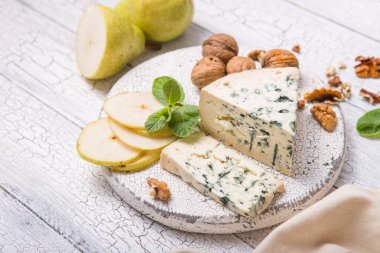 Küf peyniri dilimi - armut ve ahşap tahtada ceviz ile Gorgonzola. Üst görünüm