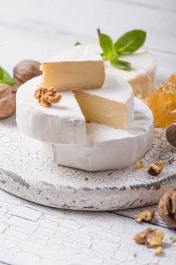 Tahtada fındıklı, ballı ve naneli Camembert peyniri. İtalyan, Fransız gurmesi.