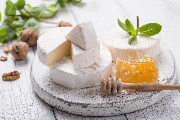 Camembert Cheese Wooden Board Nuts Honey Mint Italian French Gourment — Stock Photo, Image