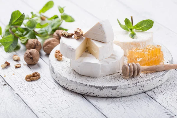 Camembert Cheese Wooden Board Nuts Honey Mint Italian French Gourment — Stock Photo, Image