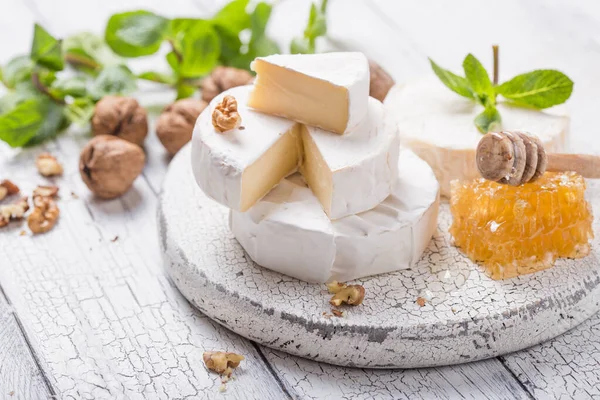 Camembert Cheese Wooden Board Nuts Honey Mint Italian French Gourment — Stock Photo, Image