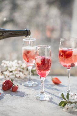 Şampanyalı pembe kokteyl ya da şarap ve Sevgililer Günü için taze ahududu..