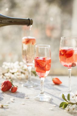 Buzlu bardak Summer ev yapımı soğuk kırmızı sangria kokteyli ve mavi arka planda çilekli. Tatil kavramı, yaz.