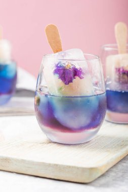 Soğuk bitkisel yaz içeceği, kelebek bezelyesi ve limon otu suyu eklendi. Güzel bir renk ve lezzetli bir içecek kokteyli..