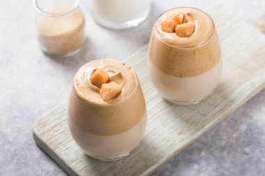 Dalgona Köpüklü Kahve, çırpılmış kahve, şeker ve süt ve karamel içeren bir Güney Kore içeceğidir.