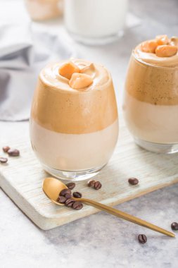 Dalgona Köpüklü Kahve, kremşantili kahve, şeker ve süt içeren bir Güney Kore içeceğidir..