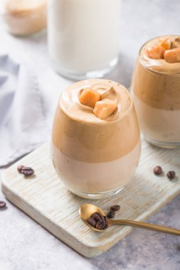 Dalgona Köpüklü Kahve, çırpılmış kahve, şeker, süt ve buzlu bir Güney Kore içeceğidir.