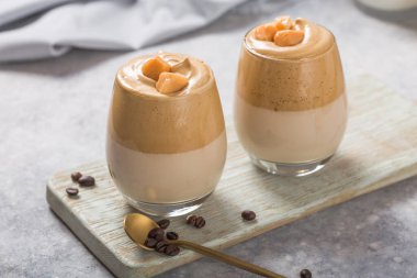 Dalgona Köpüklü Kahve, kremşantili kahve, şeker ve süt içeren bir Güney Kore içeceğidir..