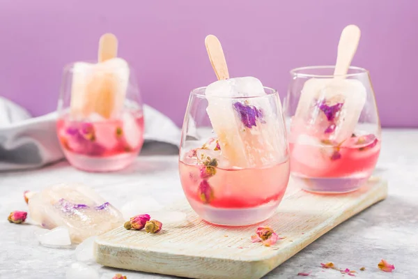 Kleurvoedsel Cocktailglazen Roze Rozenchampagne Limonade Met Droge Rozenknoppen Ijs — Stockfoto