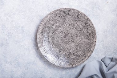 Masanın üstüne beyaz tabak çatalı ve çatal yerleştirin.