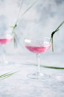 Pembe moktail yakın çekim. İçeceklerde gül ve Prosecco şarabı olsun. Ekzotik Fransız Martini kokteyli porsiyonu. Bardakta ezilmiş buz.