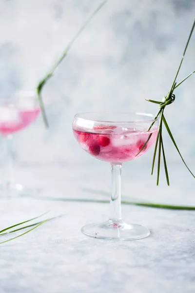 Cóctel Rosa Cerca Bebida Con Vino Rosa Prosecco Vajilla Exótica —  Fotos de Stock