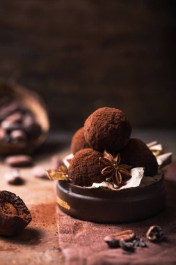 Masada seramik tabakta çikolatalı trüf. Ev yapımı çikolatalı yer mantarı.