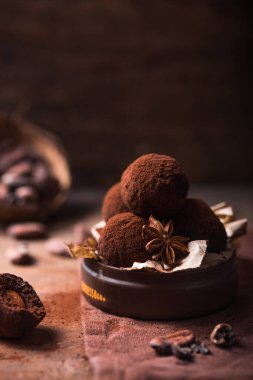 Ev yapımı çikolatalı trüf mantarları ahşap masa yakın görüntüsünde. Lezzetli vejetaryen şekeri ya da çiğ kakao tozlu toplar