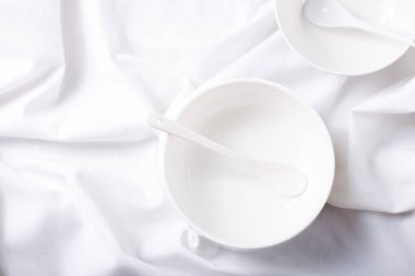 Tasarım menüsü restoranı ya da kafe için beyaz tek renkli yiyecek konsepti. Seramik Tabaklar ve Tabaklar.