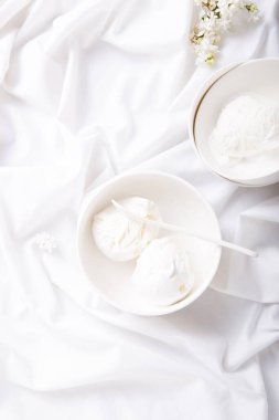 Beyaza izole edilmiş dondurma kepçeleri. Üst Manzara. monokrom