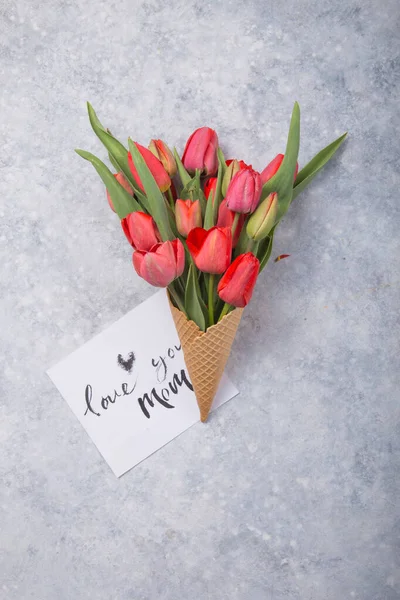 Crème Glacée Fleurs Tulipes Rouges Cône Gaufre Avec Carte Love — Photo