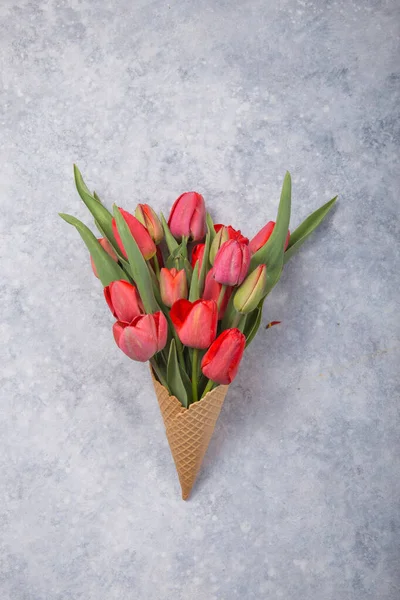 Belles Tulipes Rouges Dans Cône Gaufre Crème Glacée Sur Fond — Photo