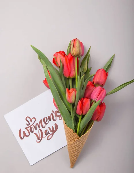 Красные Красивые Тюльпаны Вафельном Рожке Открыткой Женский День Бетонном Фоне — стоковое фото