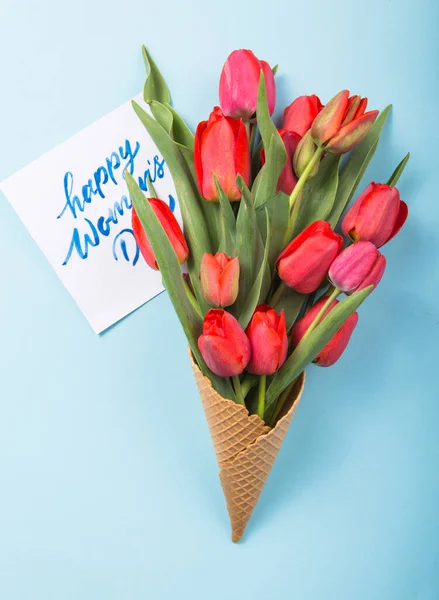 Rouge Belles Tulipes Dans Cône Gaufre Crème Glacée Avec Carte — Photo