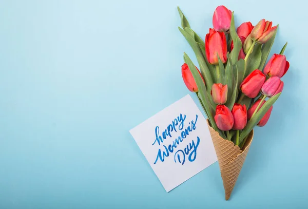 Rouge Belles Tulipes Dans Cône Gaufre Crème Glacée Avec Carte — Photo