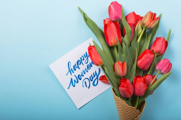 Rouge Belles Tulipes Dans Cône Gaufre Crème Glacée Avec Carte — Photo