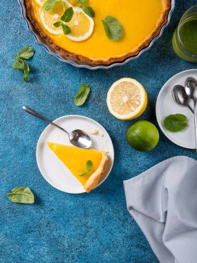Yemek konsepti ev yapımı organik limon, limonlu turta veya mavi taş tahtada kek.