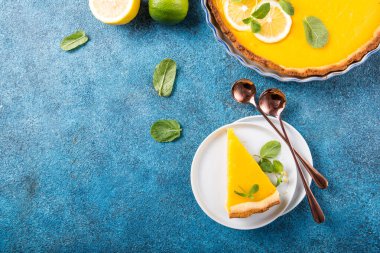 Yemek konsepti ev yapımı organik limon, limonlu turta veya mavi taş tahtada kek.