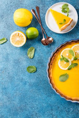 Yemek konsepti ev yapımı organik limon, limonlu turta veya mavi taş tahtada kek.
