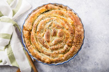 Ev yapımı Yunan spanakopita turtası ve organik ıspanak
