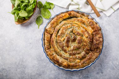 Ispanaklı taze Yunan spanakopitası, beyaz peynir ve pul pul.