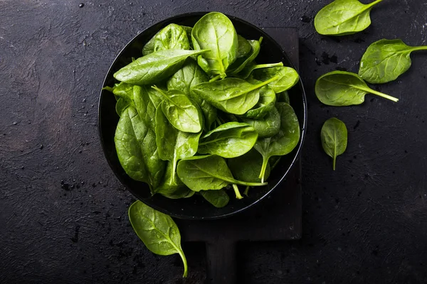 Frischer Babyspinat Auf Einem Teller Saftige Spinatblätter Ernährungskonzept Veganes Essen — Stockfoto
