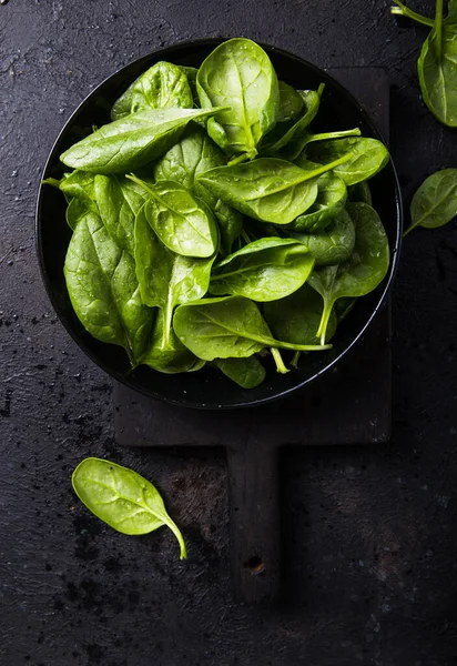 Frischer Babyspinat Auf Einem Teller Saftige Spinatblätter Ernährungskonzept Veganes Essen — Stockfoto