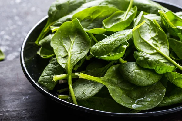 Frischer Babyspinat Auf Einem Teller Saftige Spinatblätter Ernährungskonzept Veganes Essen — Stockfoto