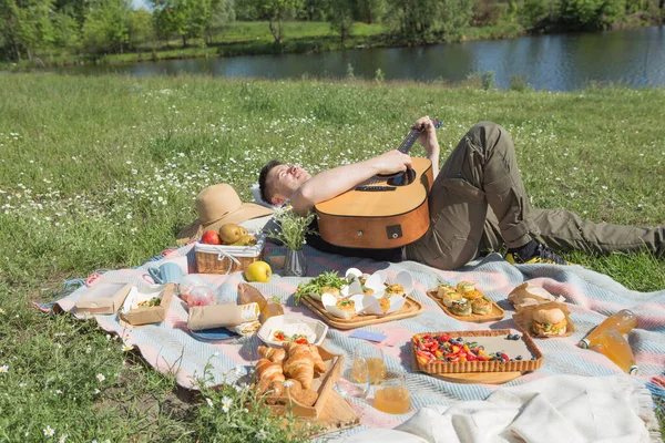 Jóvenes Haciendo Picnic Tocando Guitarra Parque Grupo Amigos Felices Divirtiéndose — Foto de Stock