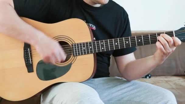 Adam Altı Telli Akustik Gitar Çalıyor Yakın Plan Müzik Aleti — Stok video