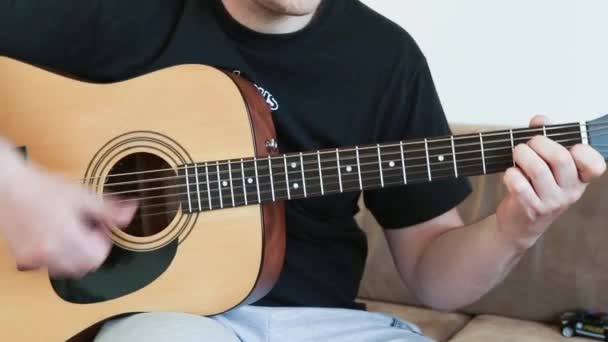 Hij Speelt Een Akoestische Gitaar Met Zes Snaren Leren Spelen — Stockvideo