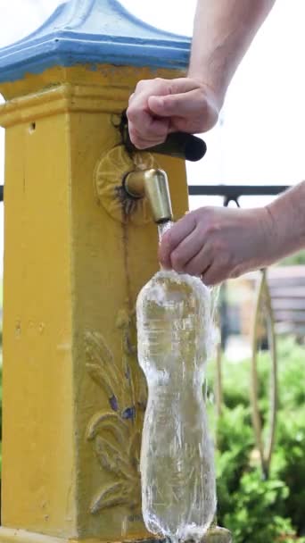 Άνθρωπος Ρίχνει Μεταλλικό Ιαματικό Νερό Στο Μπουκάλι Στο Αντλιοστάσιο — Αρχείο Βίντεο