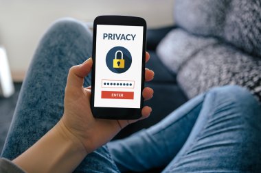 Çevrimiçi gizlilik kavramı ile akıllı telefon ekranında tutan kız