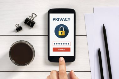 Çevrimiçi gizlilik kavramı office nesneleri ile akıllı telefon ekranında